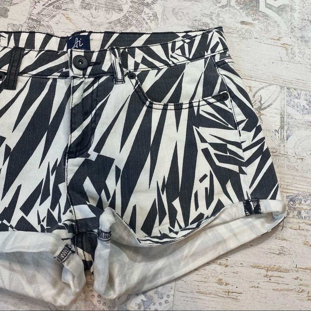 Authentic Icon Black White Geometric Jean Shorts - Picture 3 of 8